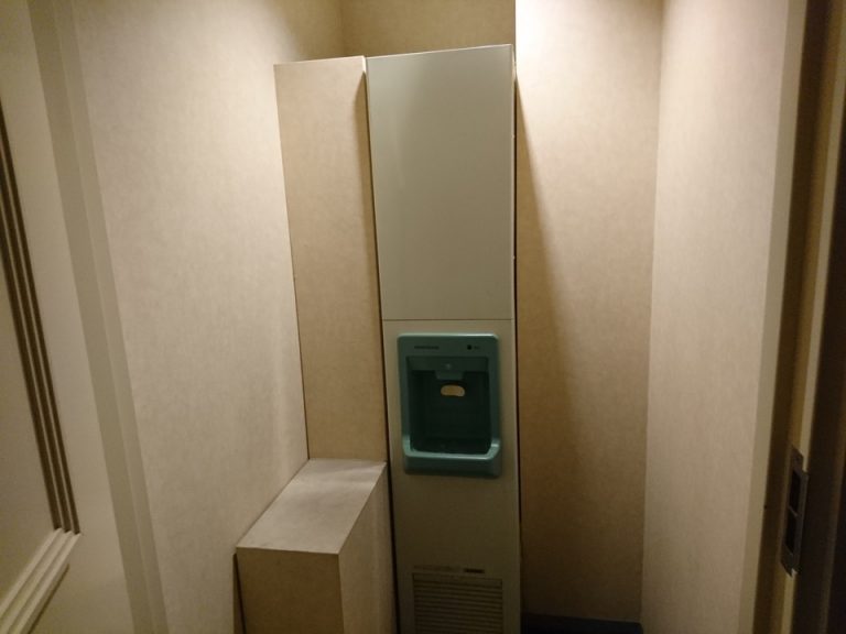 エレベーターホールのセキュリティゲート横のドアを開けると製氷機あり