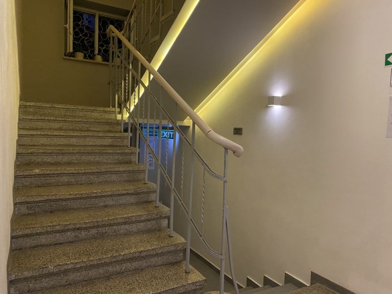 客室階へ続く階段