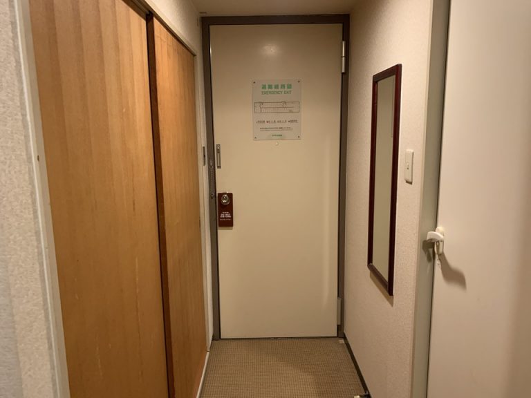 客室入り口内観ドア