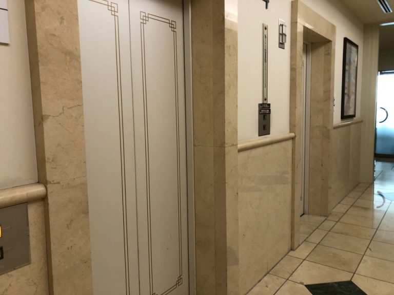 フロント階エレベーターホール