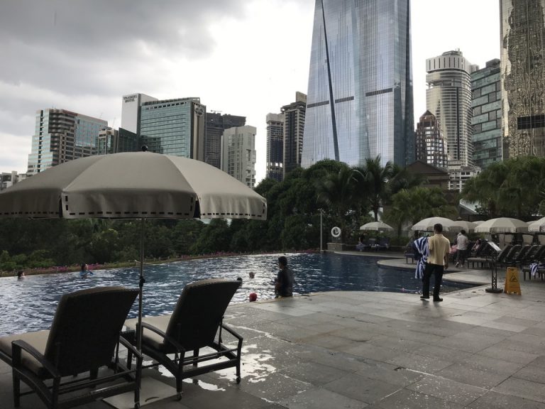 雨の多いクアラルンプール、この時間帯も雨が降る直前です。パラソルやビーチベット、タオルの準備があります。