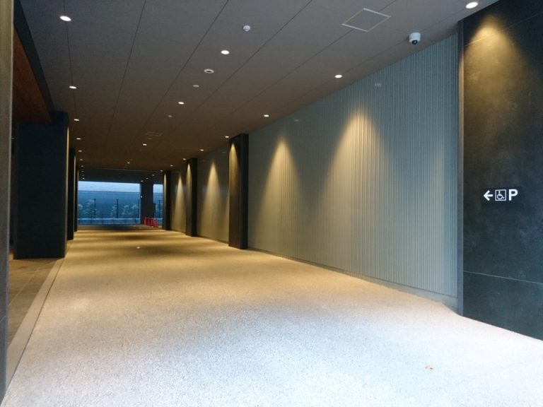 エントランス右側に駐車場入口