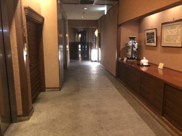 エレベーターホールフロント階