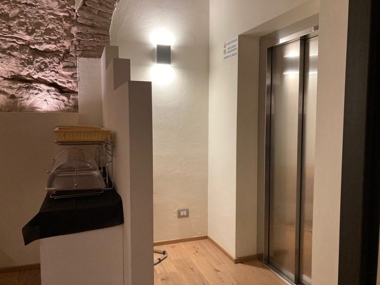 エレベーターホールフロント階