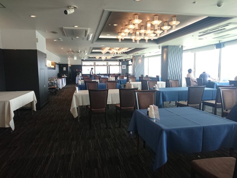 客席全体_テーブルの間隔も広めに取られていました