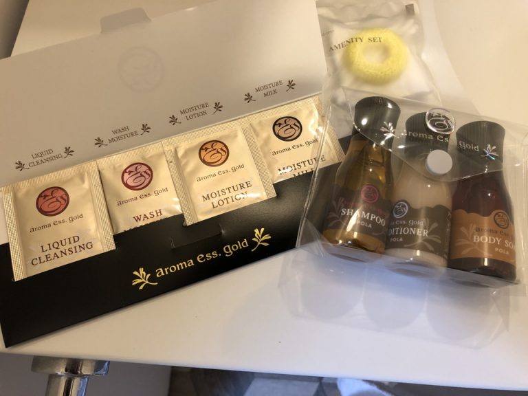 アメニティ 3種類のミニボトルと4種類の使い切りタイプ