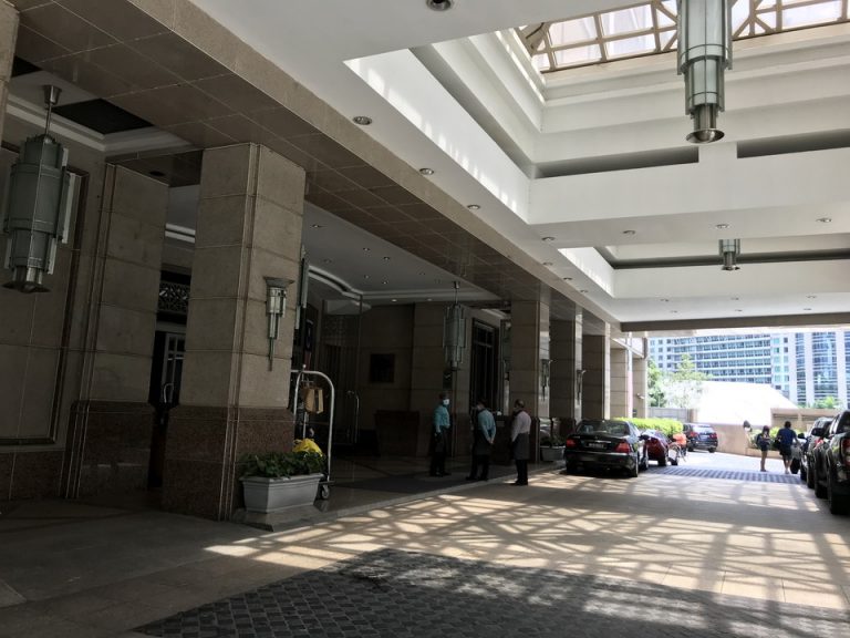 エントランスです。タクシースタンドもあり、grabで呼ぶ車もこちらで乗り降り出来ます。屋根は幅広く大きいので、混んでいたとしても雨に濡れることなく入館できます。