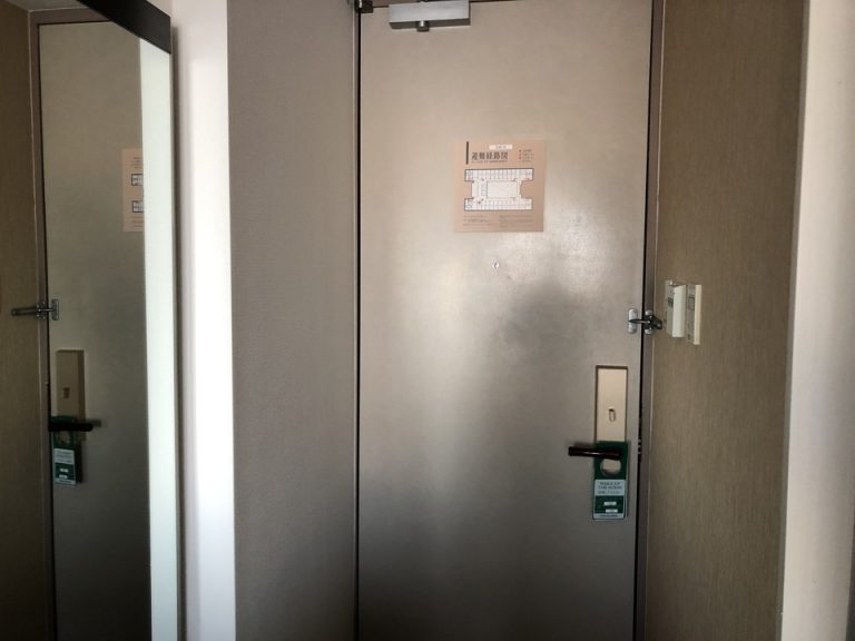 客室ドア中から
