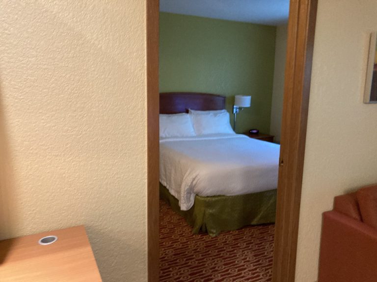 リビングから見たベッドルーム