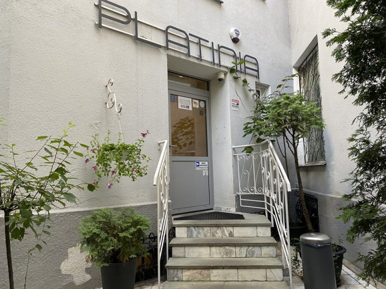 エントランス外観1