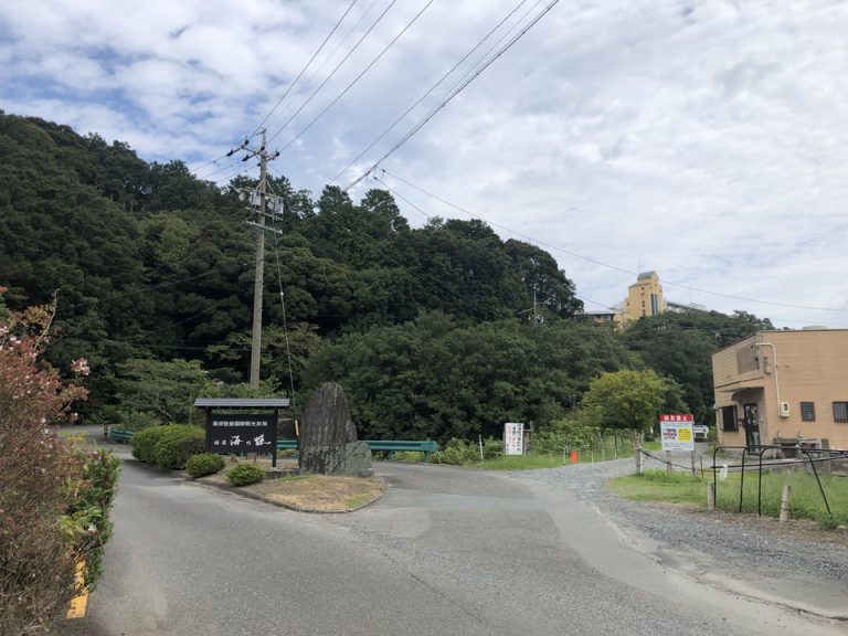 ホテル敷地内入り口