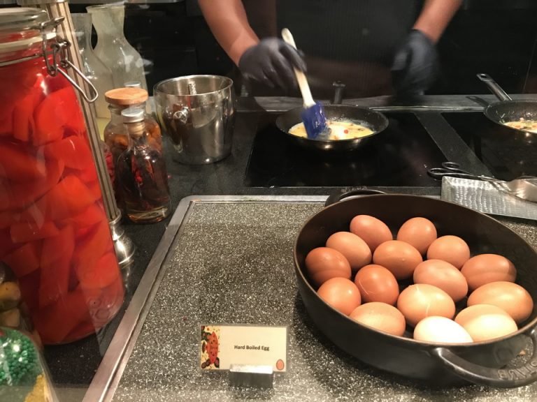 オムレツなど卵料理をオーダーできるエッグステーションは大人気でした。