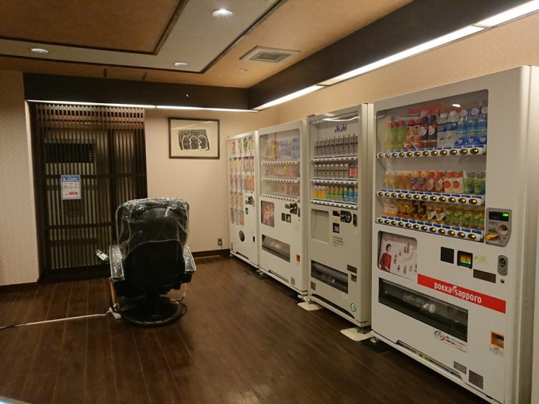 大浴場の入口には自販機とマッサージチェアがあります