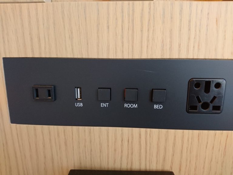 右側ベッドサイドコンセント(海外プラグ対応)9