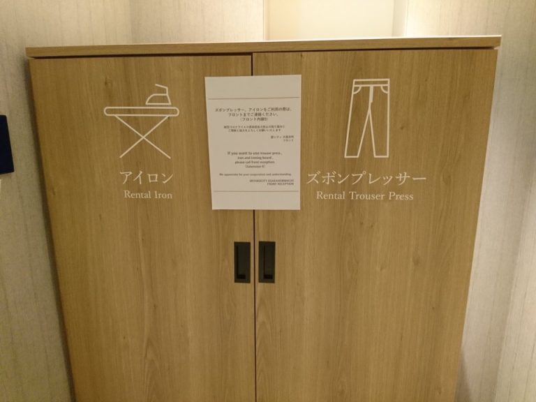 客氏階廊下の端にアイロンとズボンプレッサー
