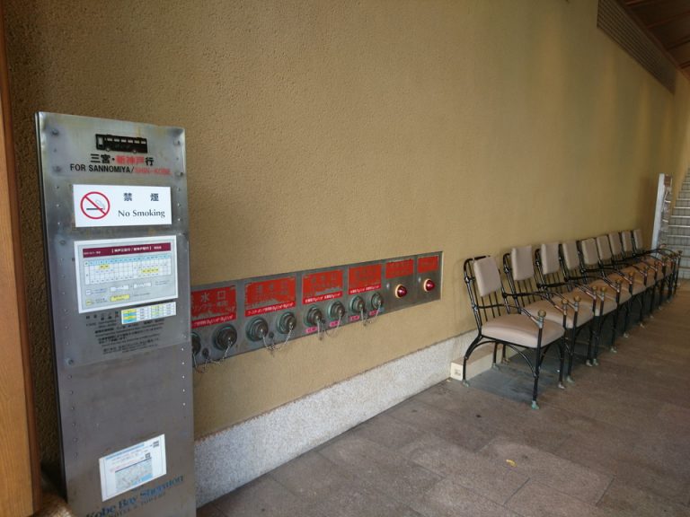 エントランス横のバス乗り場(三ノ宮・新神戸行)