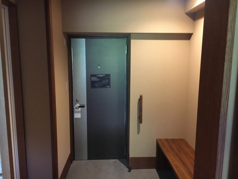 客室入口内観ドア