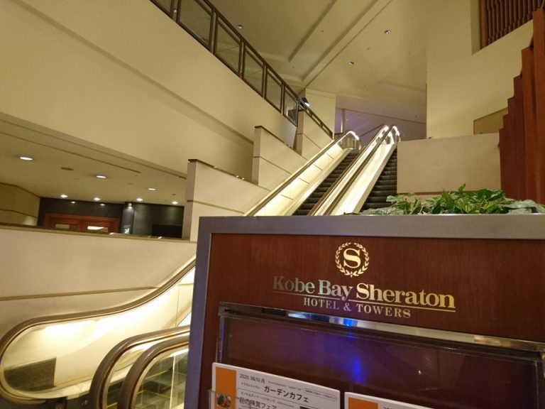 エントランスから2階ロビー階へのエスカレーター