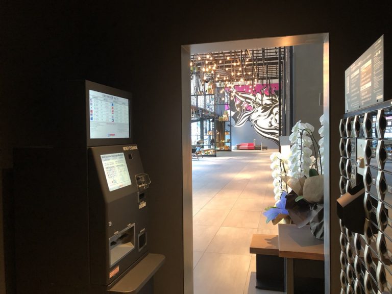 1F 外貨両替機・貴重品ロッカー からロビー方向