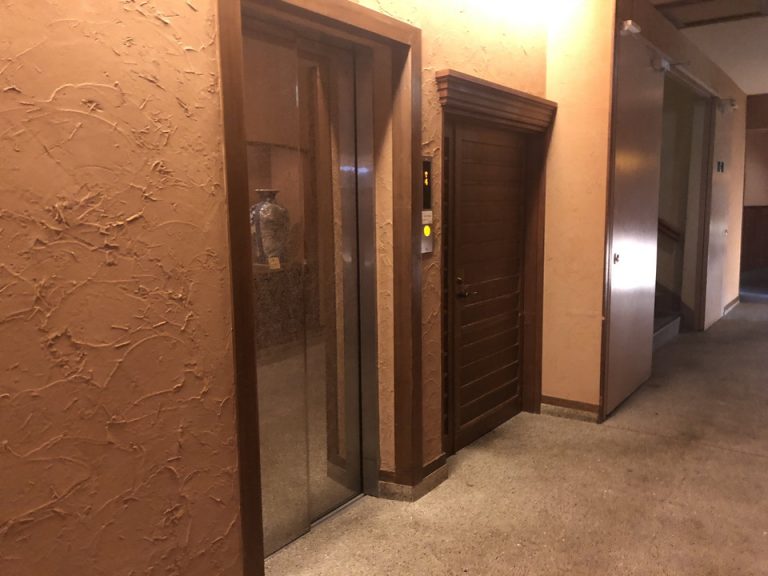 エレベーターホールフロント階2