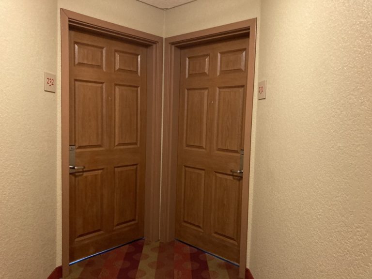 ホテル客室扉外