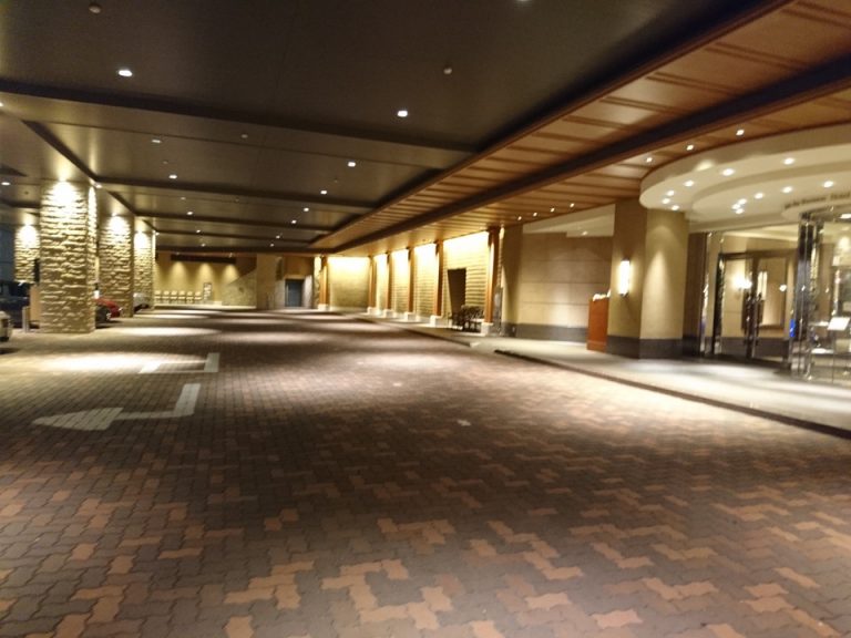 エントランスの車寄せ