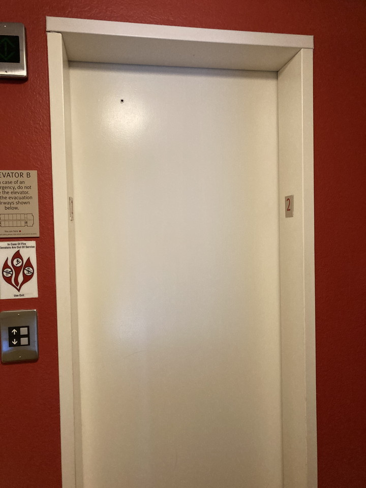 ホテル内サブのエレベーター外扉閉