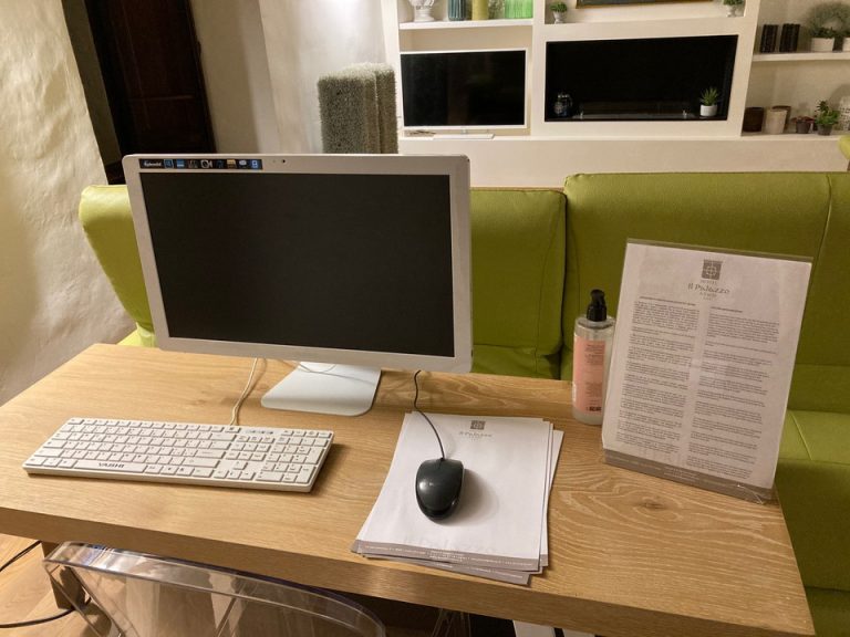 ロビーのパソコンデスク