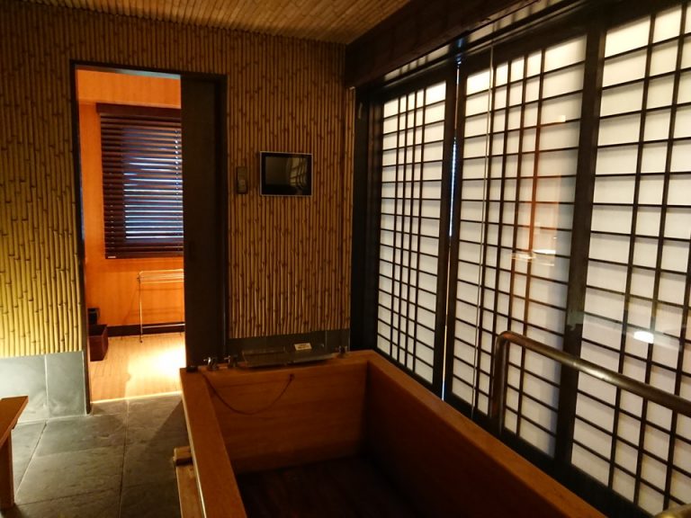 バスルーム内から入口_入口横の壁にはテレビが設置されています