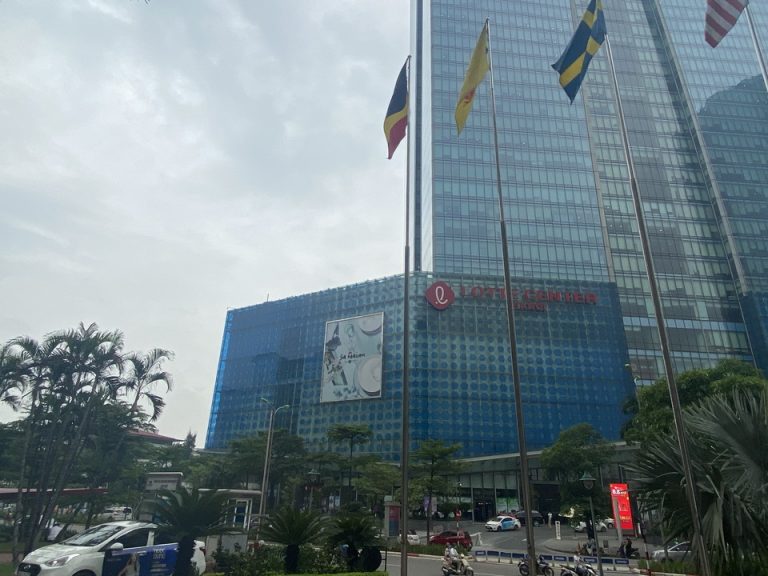 向かいにあるLOTTE CENTER