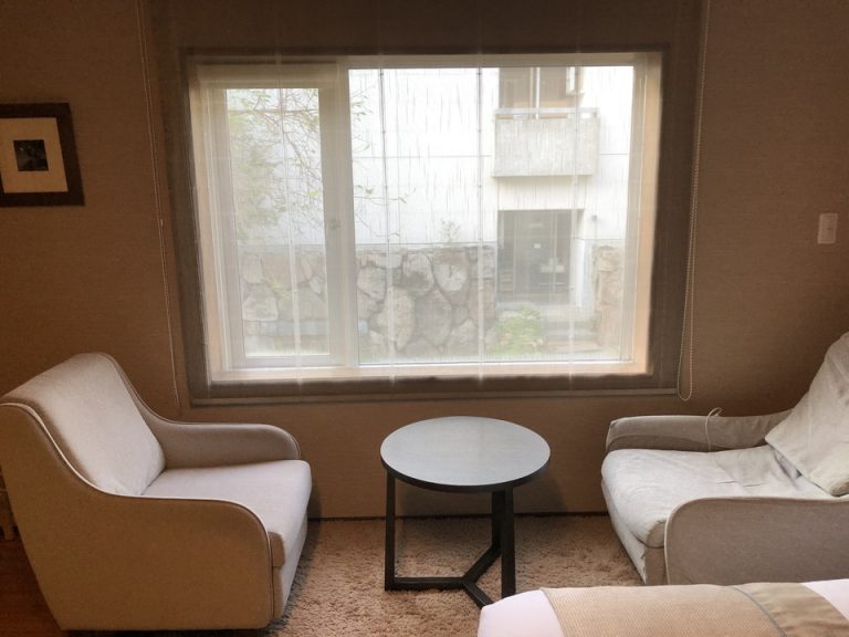 客室窓とソファー1