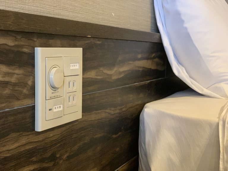 ベッド付近コンセント
