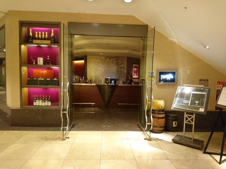 1階メインバー「テラ」