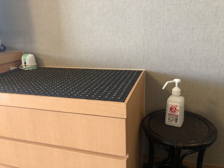TV 横の荷物置き場
