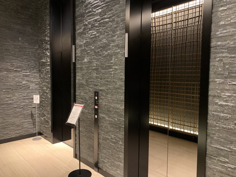 エントランス エレベーター