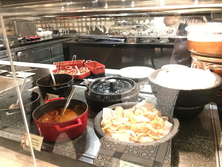 こちらはマレー料理コーナーです。ビーフレンダンなど。