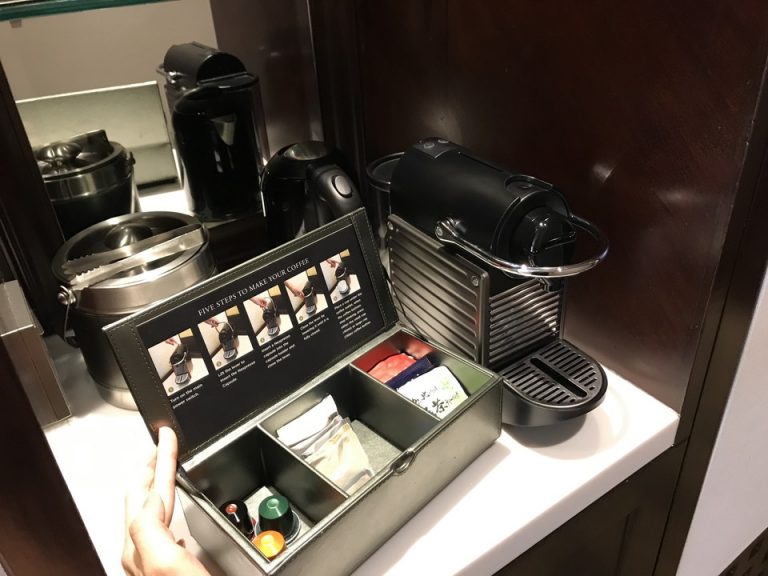 ミニバーのカフェコーナーの箱を開けたところです。紅茶パックと日本茶パック、お砂糖とコーヒーマシーン用のレフィル3つが入っています。