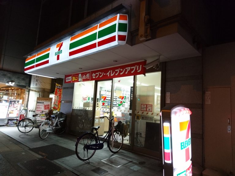 エントランス向かいにセブンイレブン