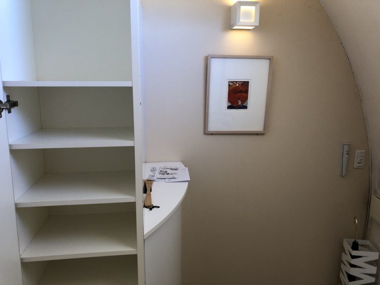 部屋入ってすぐと収納