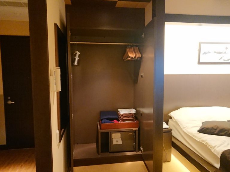 クローゼット開けた状態_厚手の上着や丈の長いコートも十分かけられるスペースがあります