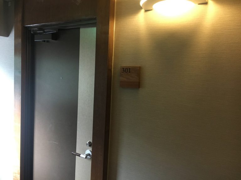 客室入口 外観ドア