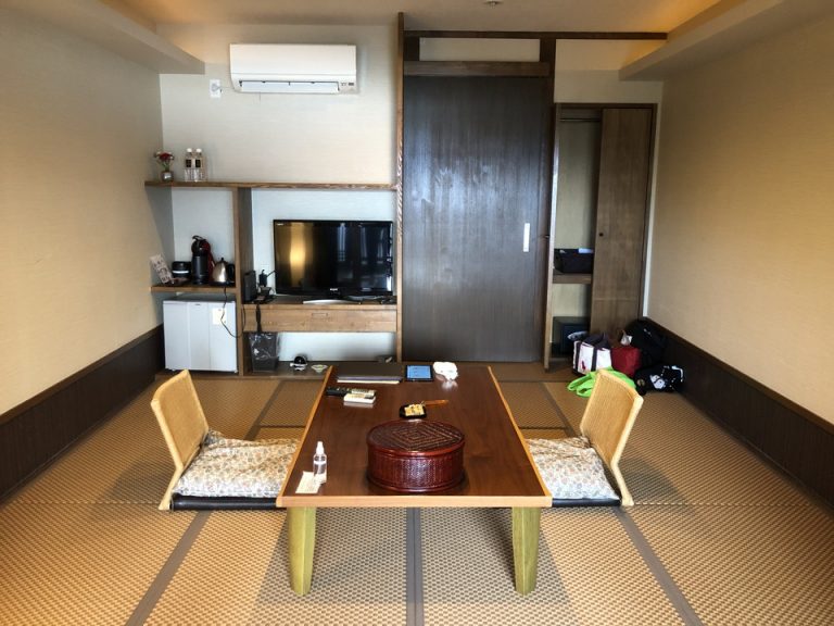 客室全体(入口方向)・バスルーム内から入口