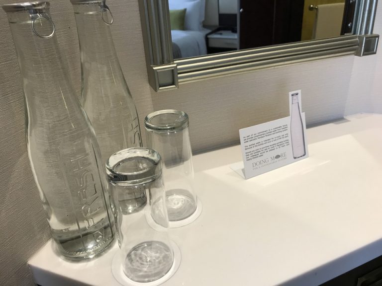 グラスとカップです。水は無料で、電話等で頼めば補充もしてくれます。