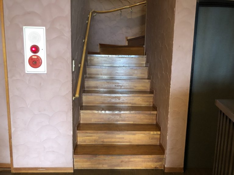 フロントのすぐそばにある2階へ上がる階段