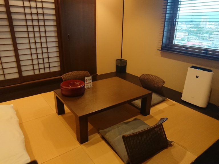 和室には座椅子が用意されていました