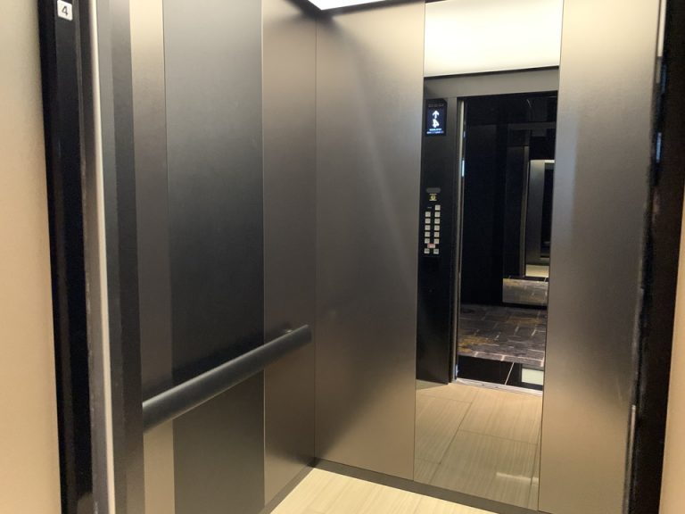 エレベーター内(1)
