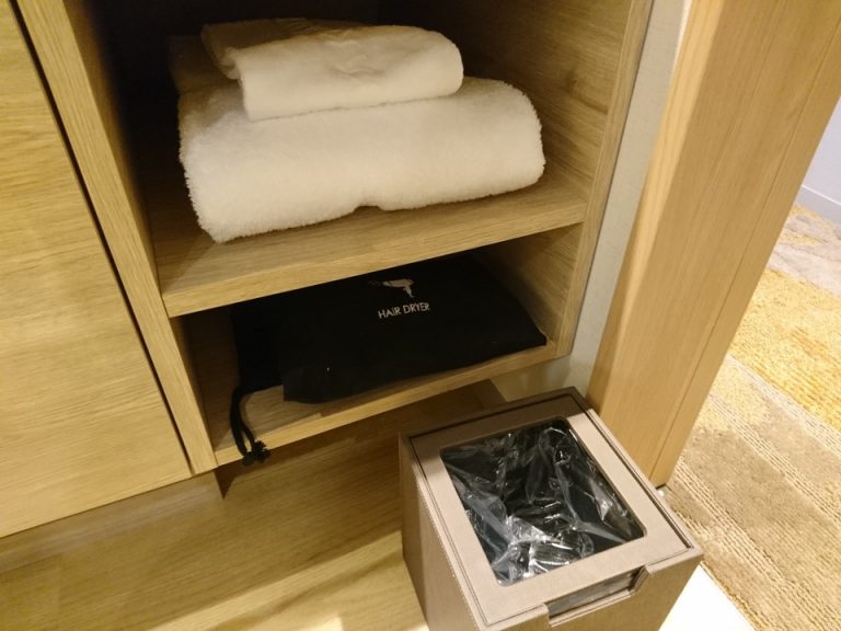 タオル、ゴミ箱