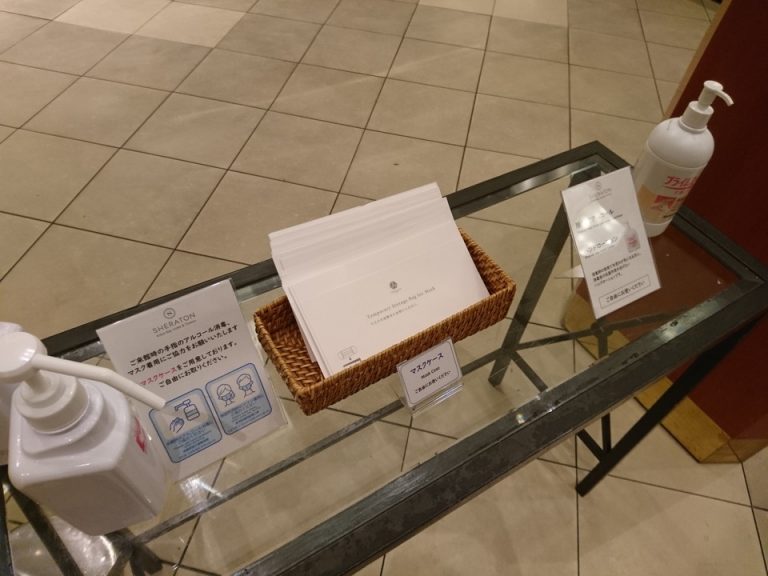 入口に除菌スプレー、マスク入れ、ハンドクリーム