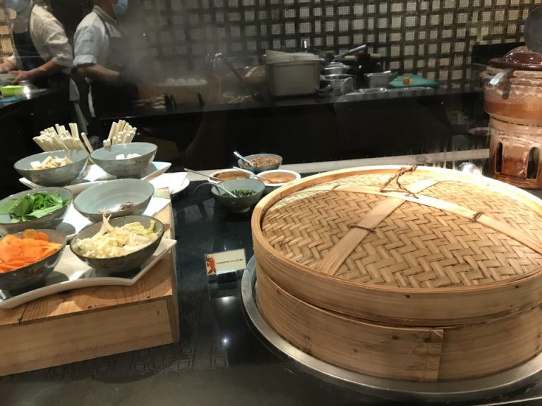 中華コーナーです。飲茶や具を選べるお粥などです。