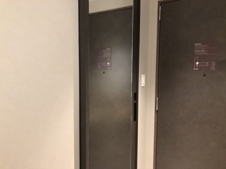 ミラーの扉はトイレの入り口